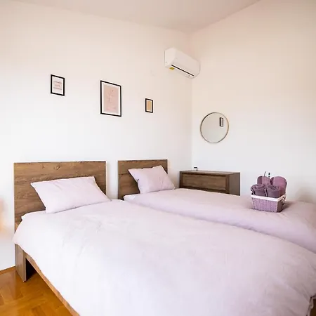 Iva With Heated Pool Villa