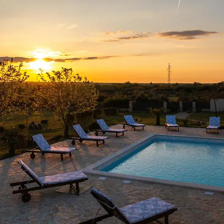 Iva With Heated Pool Villa