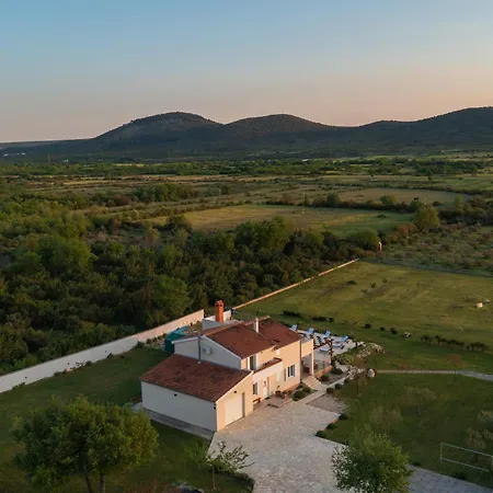 Iva With Heated Pool Villa *