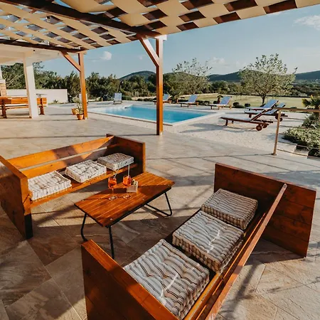 Iva With Heated Pool Villa *